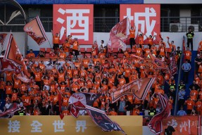 竞技场上情绪高涨！球迷期待看好戏