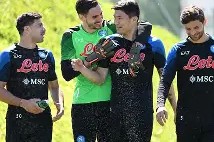 包含那不勒斯意甲取胜拉齐奥，奥斯梅恩建功的词条